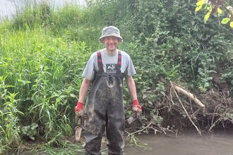 Volunteer on the River Ash 